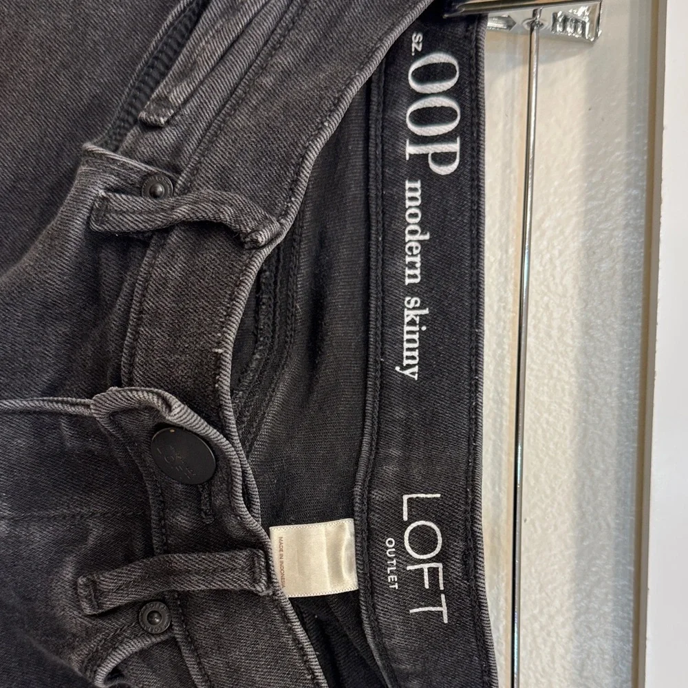 LOFT Women's Skinny Jeans in Black and Dark Blue - Picture 5 of 14